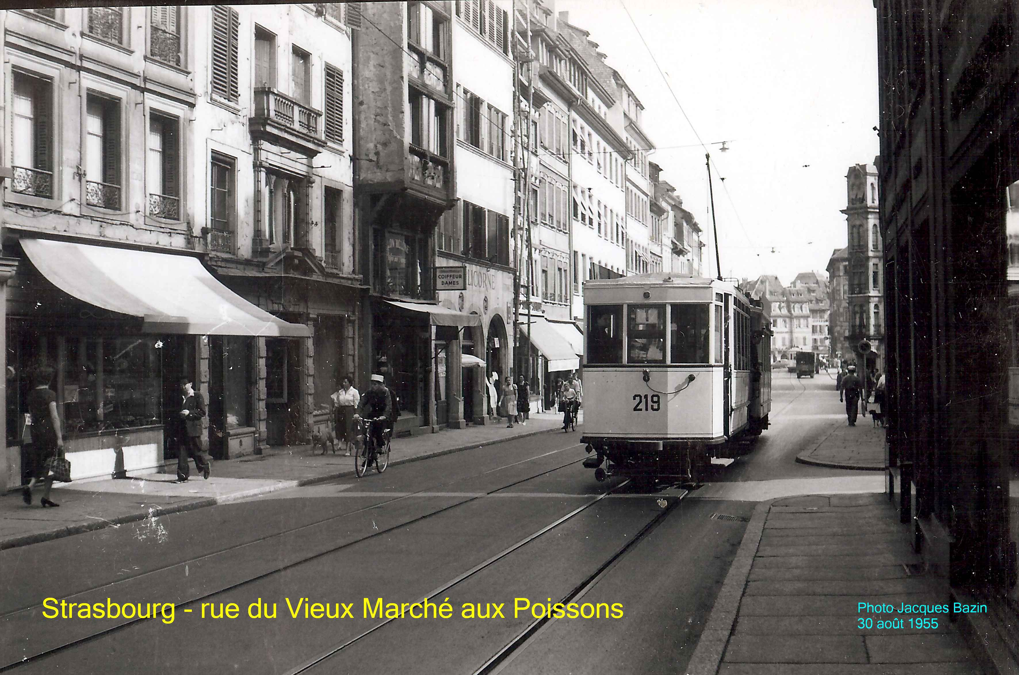 Tram de la ligne 1; Rue du Vieux March� aux Poissons.